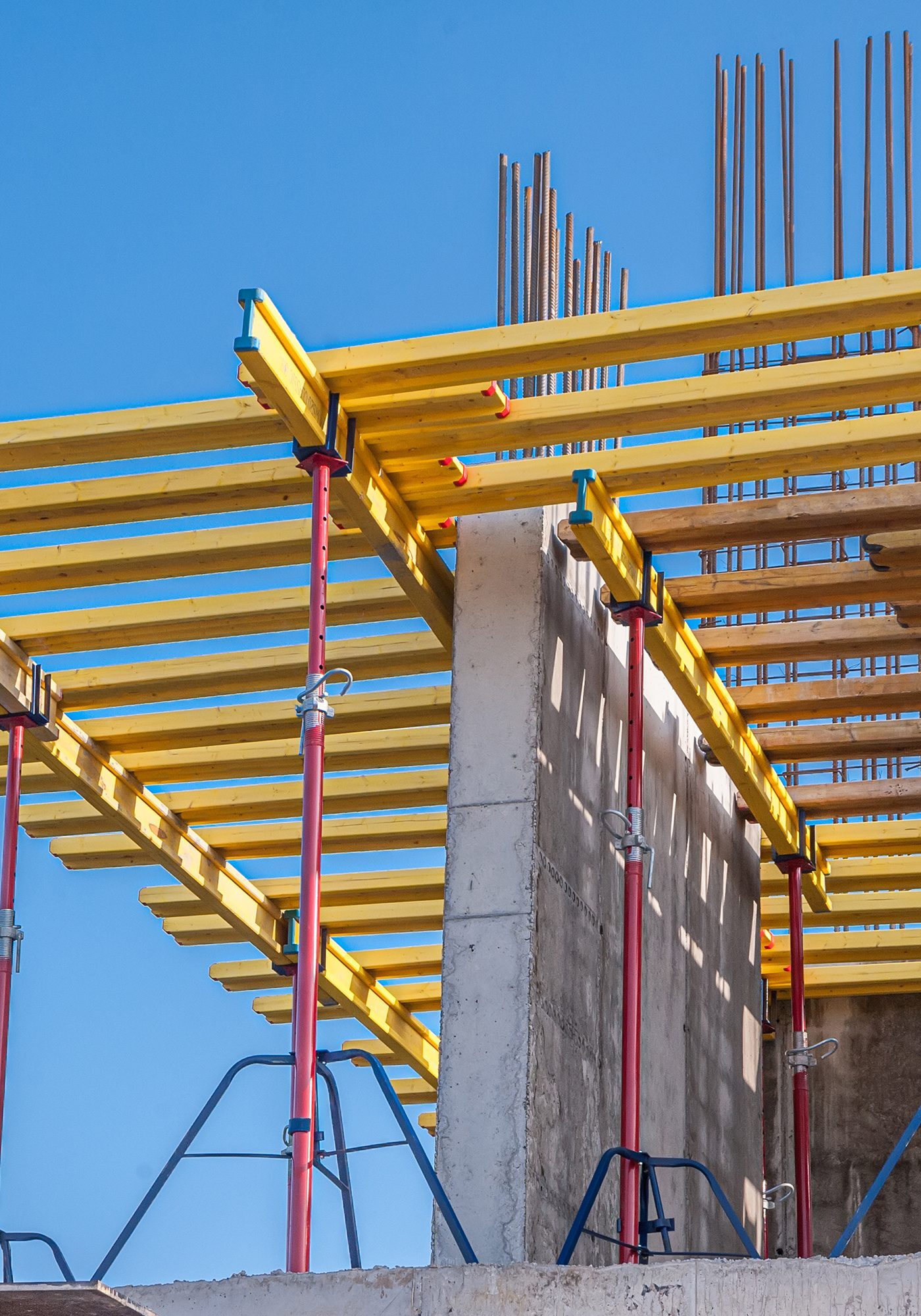 Horizontal formwork at the construction of a residential building
